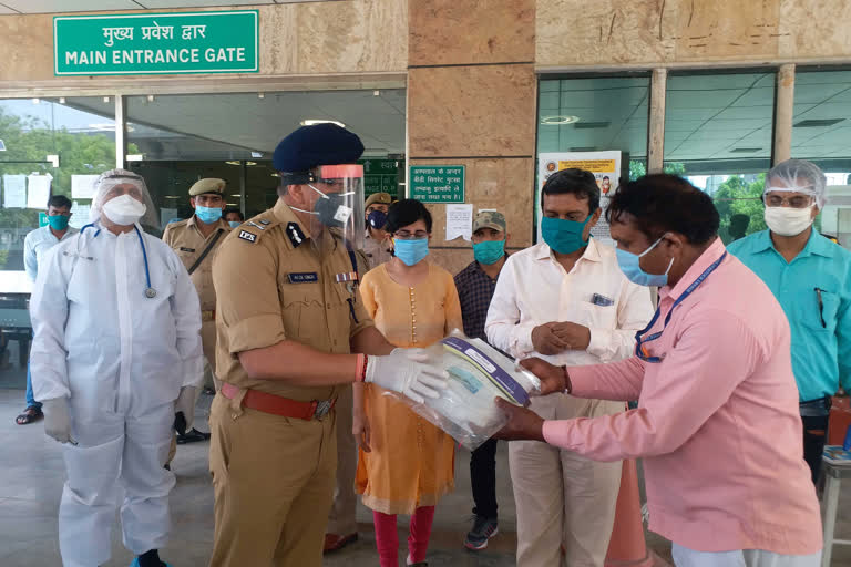 Commissioner Alok Singh distributes PPE kits to Corona Warriors cleaning workers