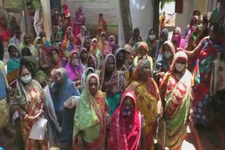 women protest in panchayat office for pds