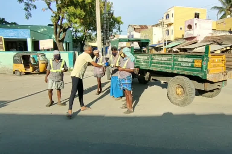 தூய்மை பணியாளர்கள் மற்றும் காவல்துறையினருக்கு பிராமணர் சங்கம் சார்பாக தினமும் 300 நபர்களுக்கு இலவசமாக  தேநீர் வழங்கி வருகின்றனர்