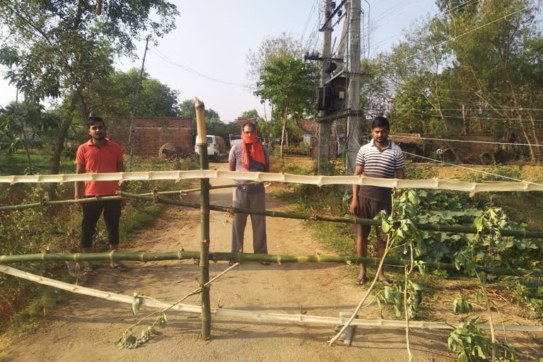 ग्रामीणों ने मुख्य सड़क को किया सील