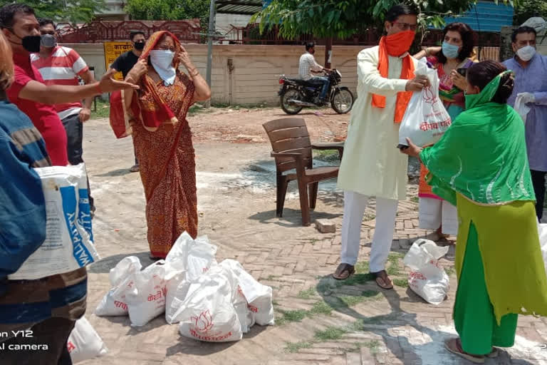 सांसद केसरी देवी पटेल ने जरूरतमंदों को वितरण की खाद्य सामग्री.