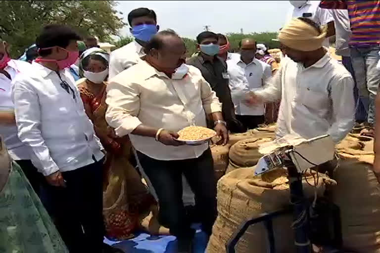 కొనుగోలు కేంద్రాన్ని పరిశీలించిన మంత్రి గంగుల