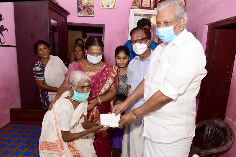 KERALA CMDRF  AKSHARA MUTHASSI  CMDRF DONATION  അക്ഷരമുത്തശ്ശി  നാരീശക്തി പുരസ്‌കാരം  മന്ത്രി എ.സി.മൊയ്‌തീന്‍  മുഖ്യമന്ത്രിയുടെ ദുരിതാശ്വാസ നിധി  ജില്ലാ പഞ്ചായത്ത് പ്രസിഡന്‍റ് ജി.വേണുഗോപാല്‍  മുട്ടം കാര്‍ത്ത്യായനിയമ്മ  വാര്‍ധക്യകാല പെന്‍ഷന്‍