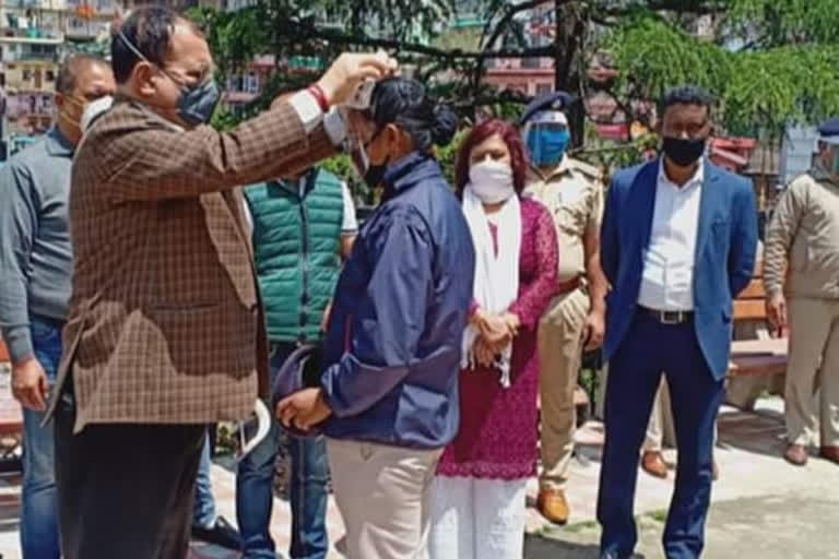 education minister distributed mask