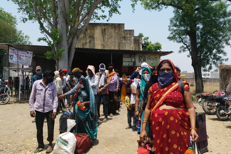 Migrant laborers from other states are reaching Burhanpur