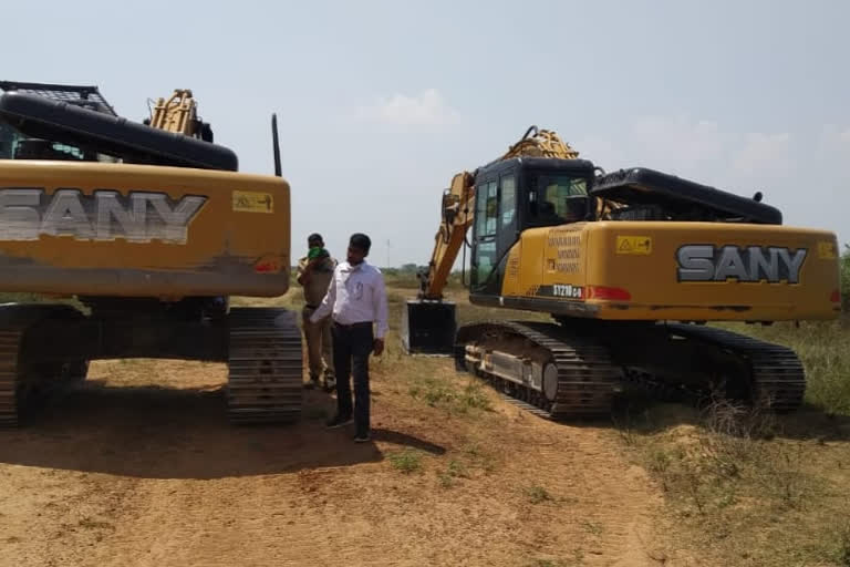 Mineral department seized machine after excavating sand in Dhamtari