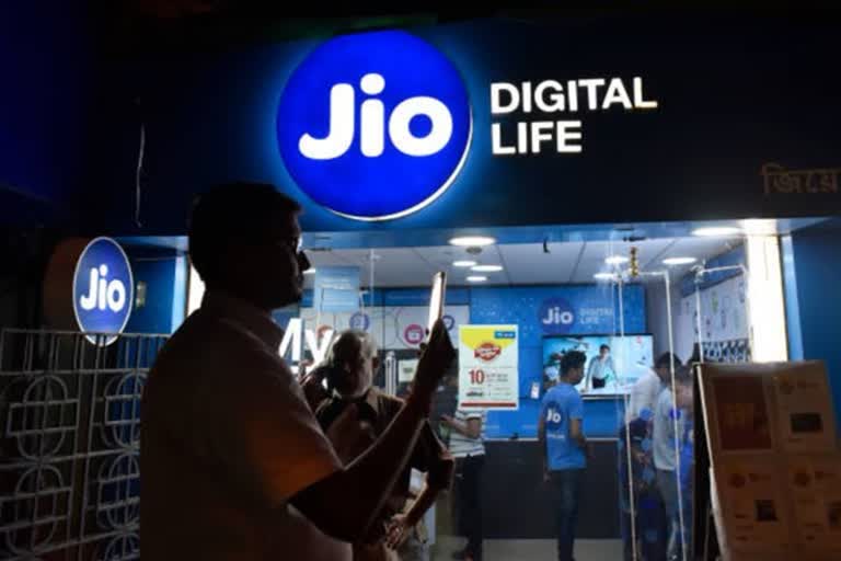 Reliance Jio Q4 net zooms 177 pc to Rs 2  331 cr  business news  ரிலையன்ஸ் ஜியோ லாபம்  ஜியோ நான்காவது காலாண்டு லாபம்  ஜியோ நிதிநிலை அறிக்கை  முகேஷ் அம்பானி  ஜியோ, பேஸ்புக் ஒப்பந்தம்