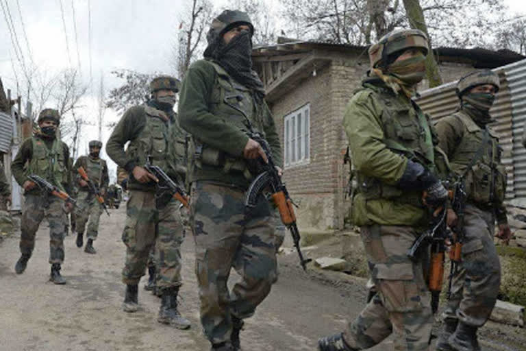 Youth killed  another injured in Pak shelling in J-K's Poonch  J-K's Poonch  Pak shelling  ശ്രീനഗർ  പൂഞ്ച് സെക്‌ടർ  പാക് ഷെല്ലിങ്  പാകിസ്ഥാൻ ഷെല്ലിങ്  പാക് വെടിവെപ്പിൽ യുവാവ് കൊല്ലപ്പെട്ടു