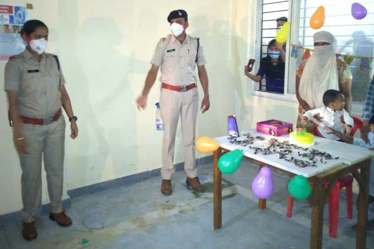 Itarsi Police celebrates birthday of quarantine child in Navodaya Vidyalaya Pawarkheda