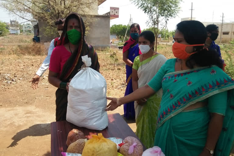 District Panchayat CEO distributes food kit to tansgender