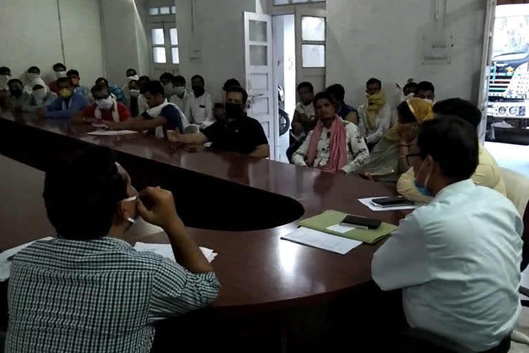 During the meeting, responsible officials violated social distancing in gwalior