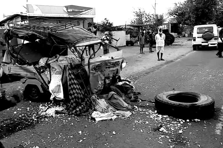 Lorry collides the auto couple dies