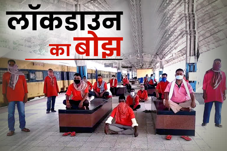 Corona epidemic, coolie upset in lockdown, problem due to lockdown, Deoghar Jasidih station, Jharkhand lockdown, कोरोना महामारी, लॉकडाउन में कुली परेशान, लॉकडाउन के कारण समस्या, देवघर जसीडीह स्टेशन, झारखंड लॉकडाउन