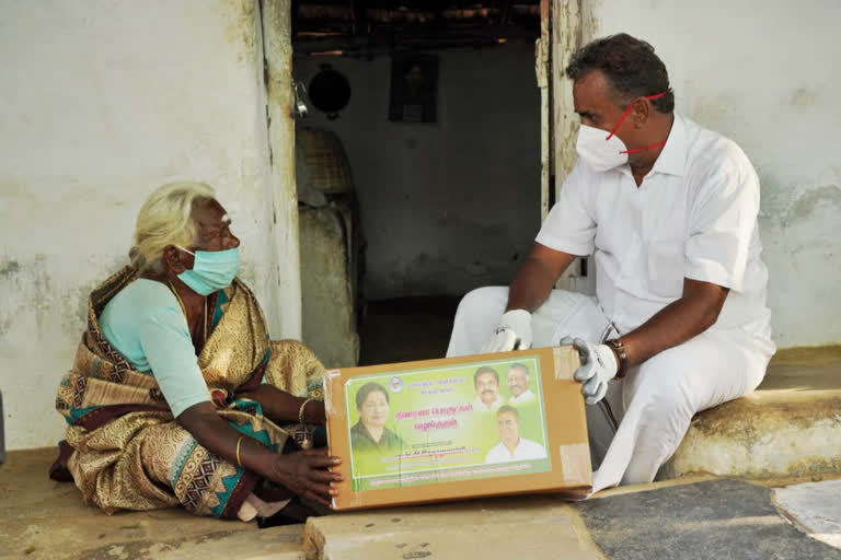 நிவாரணப் பொருட்களை வழங்கிய அமைச்சர்