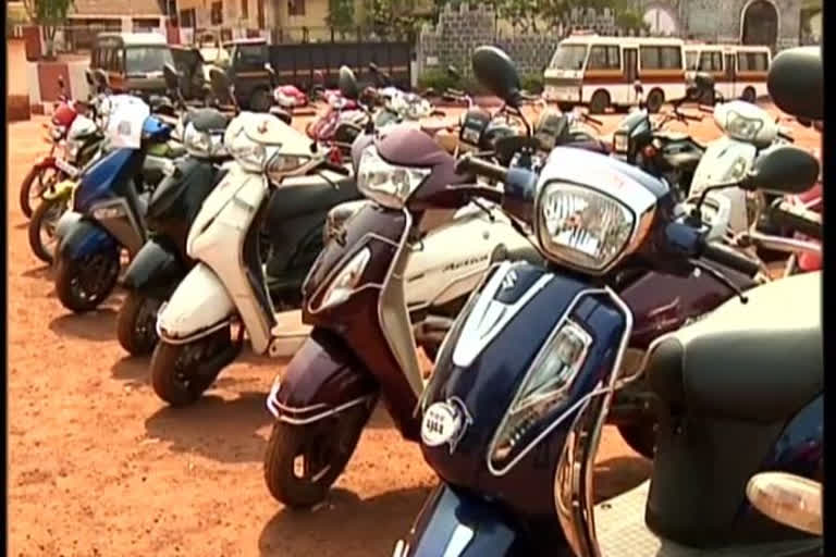 vheicle seized by police during lockdown in ratnagiri