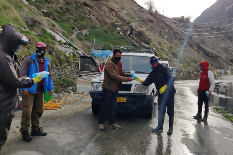 Taxi drivers distributed sanitizers in Lahaul