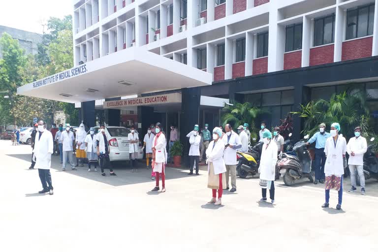 Lab technicians protest in rims