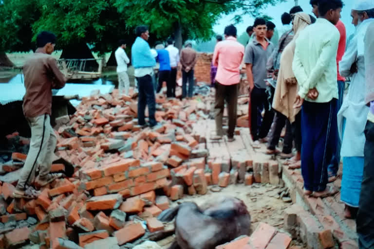 दीवार के मलबे से दबकर बुजुर्ग दंपति की मौत.