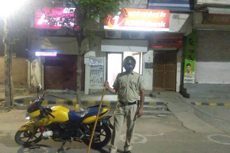 dwarka police team doing duty at banks and ATMs at night in delhi during lockdown