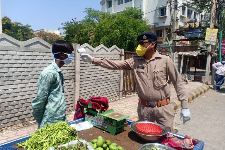 Etv Bharat, Gujarati News, Rajkot News, Covid 19, Rajkot Police