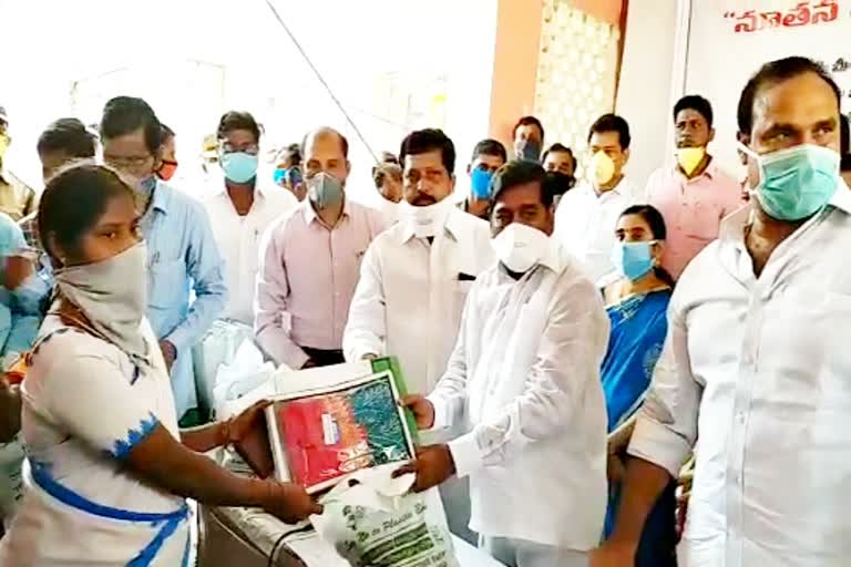 new cloths and fruits distribution to workers by minister jagasidh reddy in kodada