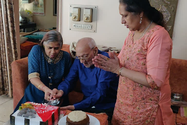 Family cuts cake brought by police