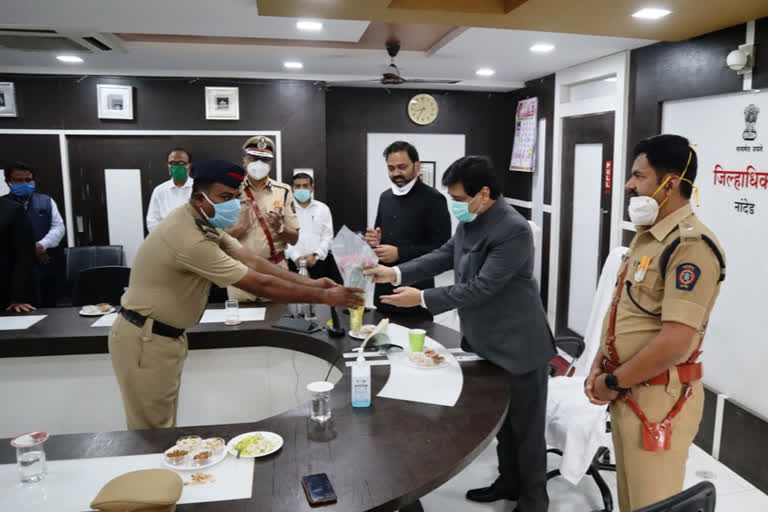 ashok chavan felicitate nanded police  personals for better work