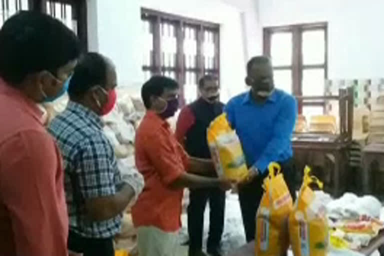 food kit distribution  nanma foundation  നന്മ ഫൗണ്ടേഷന്‍  മാധ്യമപ്രവർത്തക യൂണിയന്‍  ഡിജിപി ലോക്‌നാഥ് ബെഹ്റ  എഡിജിപി മനോജ് എബ്രഹാം  കിറ്റുവിതരണം  ഐജി പി.വിജയന്‍  സ്റ്റുഡന്‍റ് പൊലീസ് കേഡറ്റ്