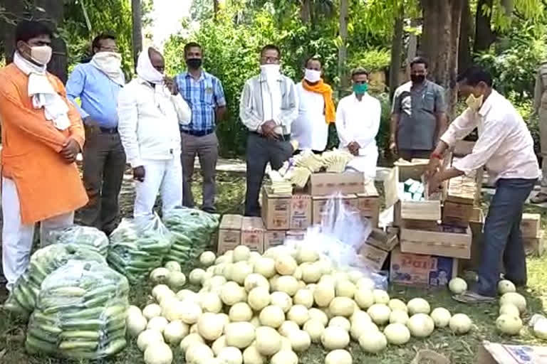 BJP MLA helping laborers