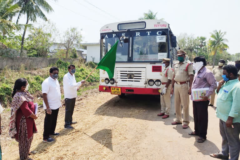 Migrant workers going to their own palces from krishna district