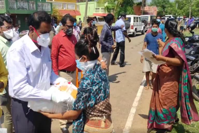நிவாரண உதவிப் பொருகள் வழங்கும்  மாவட்ட ஆட்சியர் பொன்னையா
