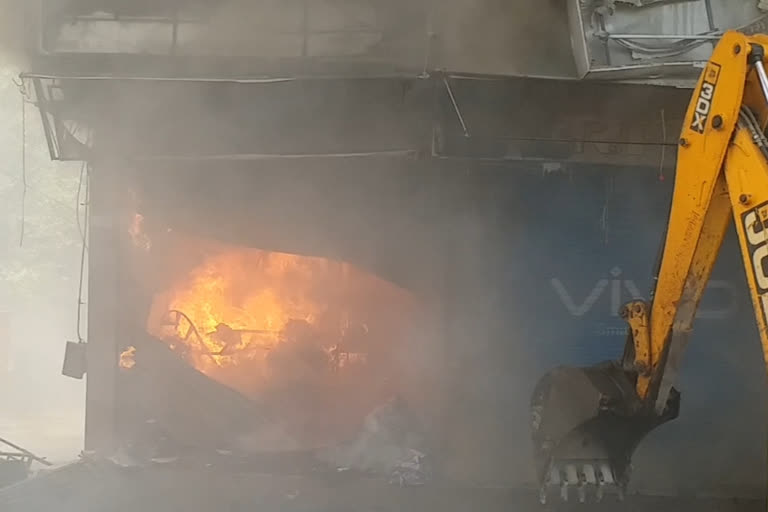 Three shops burnt as a huge fire broke out due to short circuit in khargone