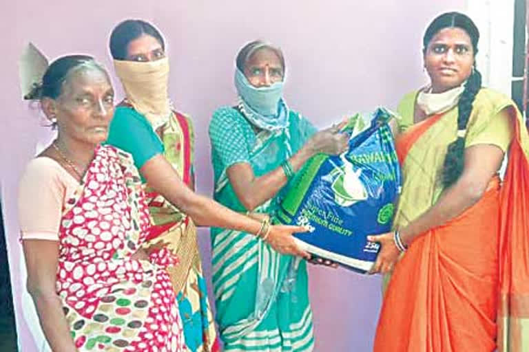 Sarpanch Distributed Her whole Crop to Poor villagers in Telangana