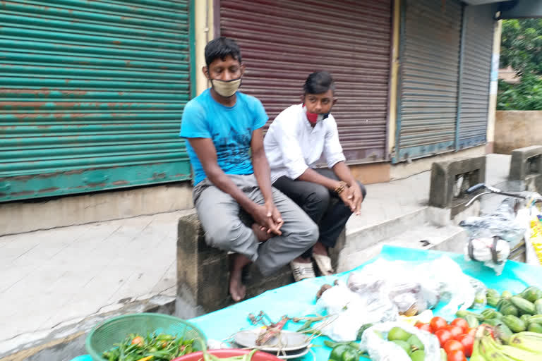 লকডাউনে সবজি বিক্রি করে দিন যাপন শ্রমিকের