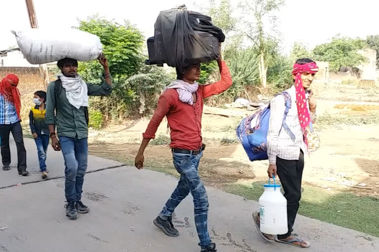 migrant labours by walking reaching to their home district chhatarpur from punjab