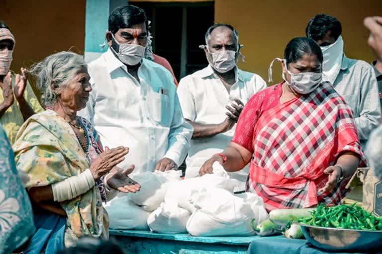 Seethakka  Mulugu  Telangana  Danasari Anasuya  Lockdown  Congress  COVID 19  Novel Coronavirus  Face Masks  Food Distribution  பழங்குடியினரின் பசியை போக்கும் மாவோயிஸ்ட் எம்.எல்.ஏ.  தெலங்கானா பழங்குடியின எம்.எல்.ஏ.  சீதக்கா  மாவோயிஸ்ட் எம்.எல்.ஏ.  தெலங்கானா முலுகு சட்டப்பேரவை தொகுதி  லாக்டவுன், கரோனா வைரஸ், கோவிட்-19 பெருந்தொற்று