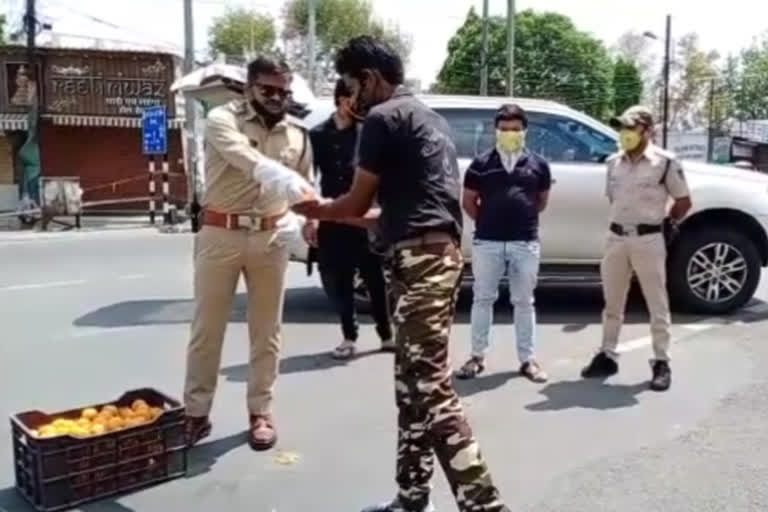 Senior officers distributed oranges to soldiers