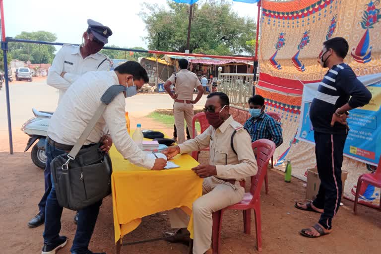 traffic police taking strict action against lockdown violater