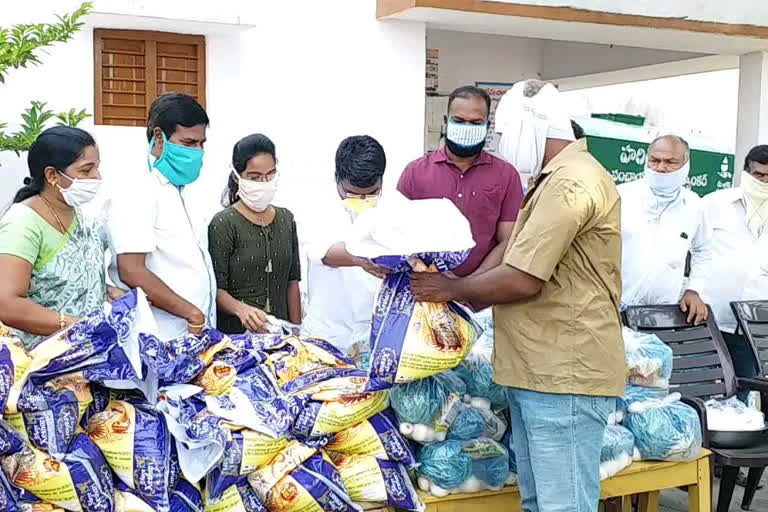 Congress Leader Distributes Groceries To Auto Drivers