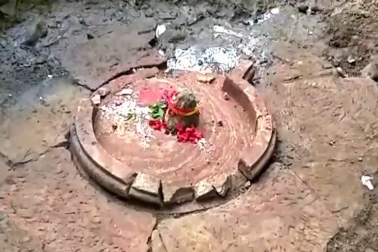 Shivalinga found in the waterfall of Baba Tanginath Dham in gumla