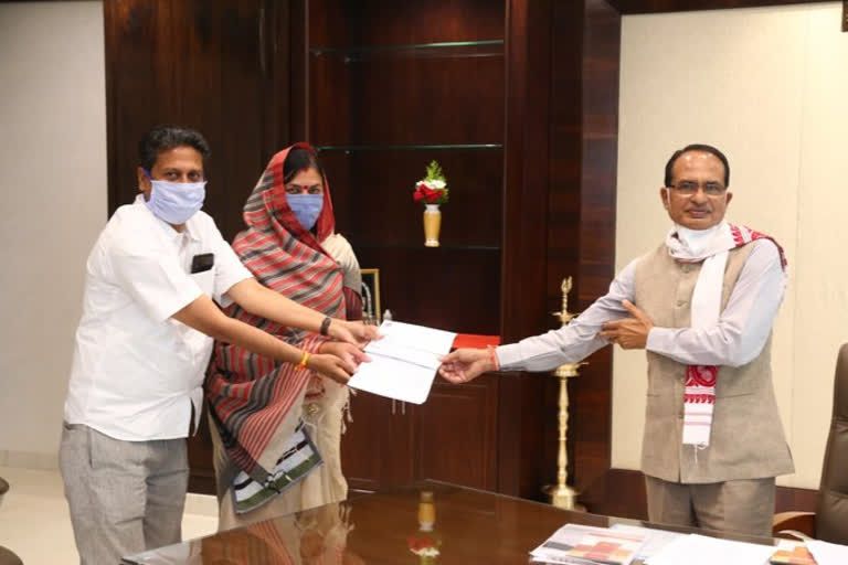 MLA Leena Sanjay Jain handed over check to Chief Minister Shivraj Singh Chauhan