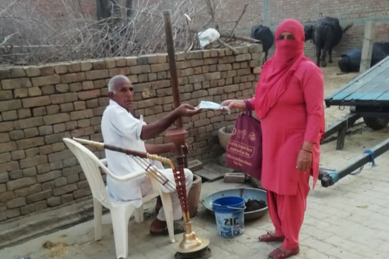 Nidana's Angwadi worker Pushpa became a role model by distributing masks throughout the village