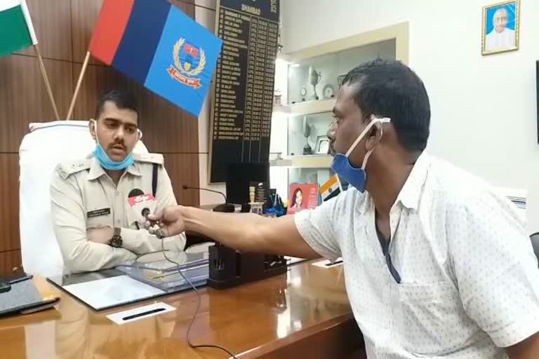 SSP Akhilesh B Warrier, Dhanbad SSP Akhilesh B Warrier, follow lockdown, increased lockdown across the country, एसएसपी अखिलेश बी वारियर, धनबाद एसएसपी अखिलेश बी वारियर, लॉकडाउन का पालन, देश भर में बढ़ा लॉकडाउन