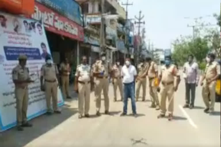 anantapur dst police strict implimenting lockdown in hindupuram due to increasing corona cases