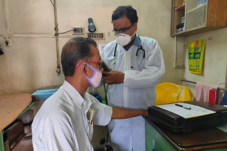 chunchura Doctor giving free treatment to poo