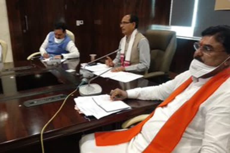 CM Shivraj gave crop insurance scheme money to farmers in MP