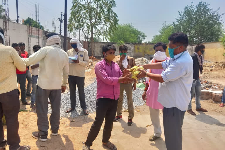 Socialist provided food to laborers in lahar