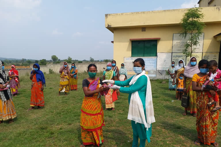 जमशेदपुरः मजदूर दिवस के उपलक्ष्य पर BDO नें मजदुरो के बीच मास्क और सेनेटाइजर बांटा