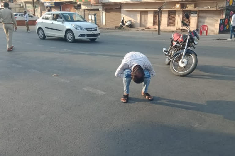 indore police punishes the violators of lock down by sit-ups and yoga