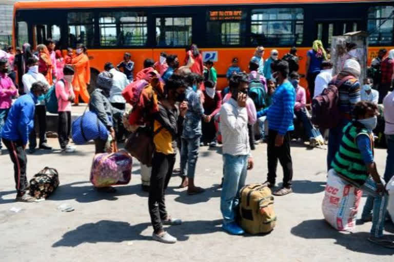 Hyderabad Telangana COVID-19 outbreak COVID-19 scare Coronavirus crisis Andhra Pradesh Lingampalli railway station തെലങ്കാന ഹൈദരാബാദ് ലിംഗമ്പള്ളി റെയിൽവേ സ്റ്റേഷൻ അതിഥി തൊഴിലാളി നൽഗൊണ്ട ജില്ല